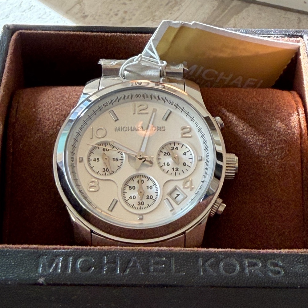 New Michael Kors MK5076 Runway Silver Chronograph Watch - Picture 9 of 10